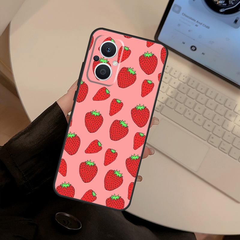 Custodia rossa a tema fragola  - Oppo Reno 12 recensione e prezzo